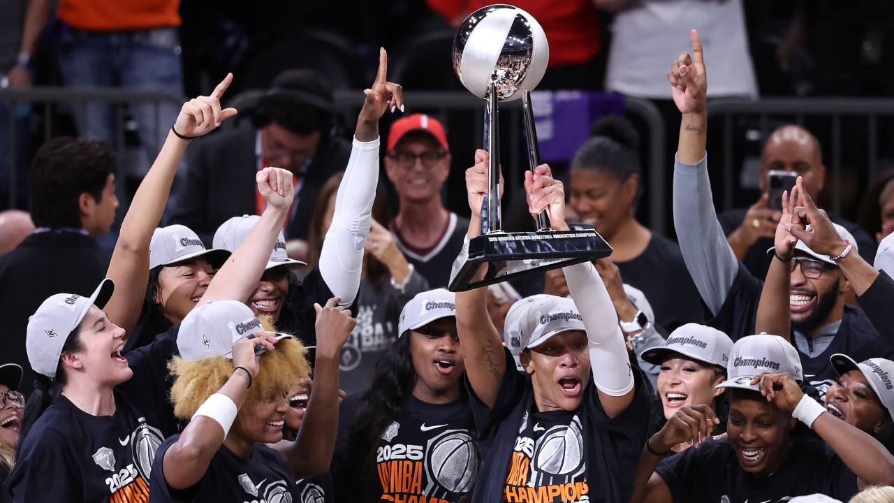 Bintang Las Vegas Aces A’ja Wilson mengangkat trofi juara WNBA 2025. (Foto: AP)