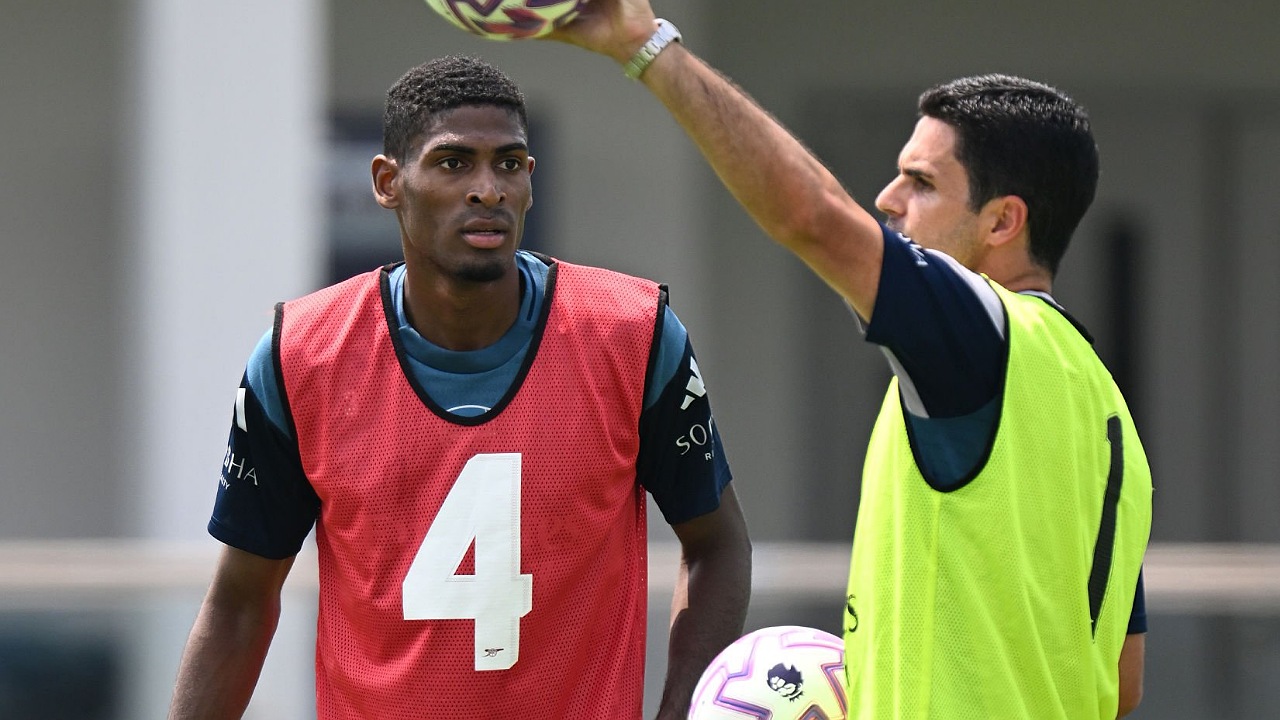 Cristhian Mosquera dan manajer Arsenal, Mikel Arteta