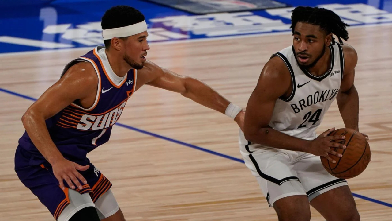 Cam Thomas (kanan) mencetak 16 poin saat Brooklyn Nets mengalahkan Phoenix Suns 111–109 pada Minggu (12/10) malam. (Foto: AP)