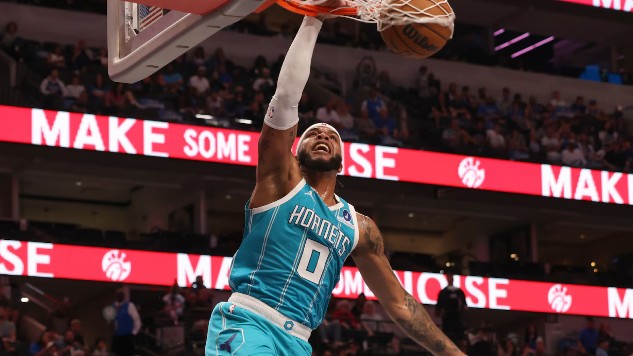 Miles Bridges mencetak 20 poin saat Charlotte Hornets mengalahkan Dallas Mavericks 120–116 pada Sabtu (11/10) malam. (Foto: AP)