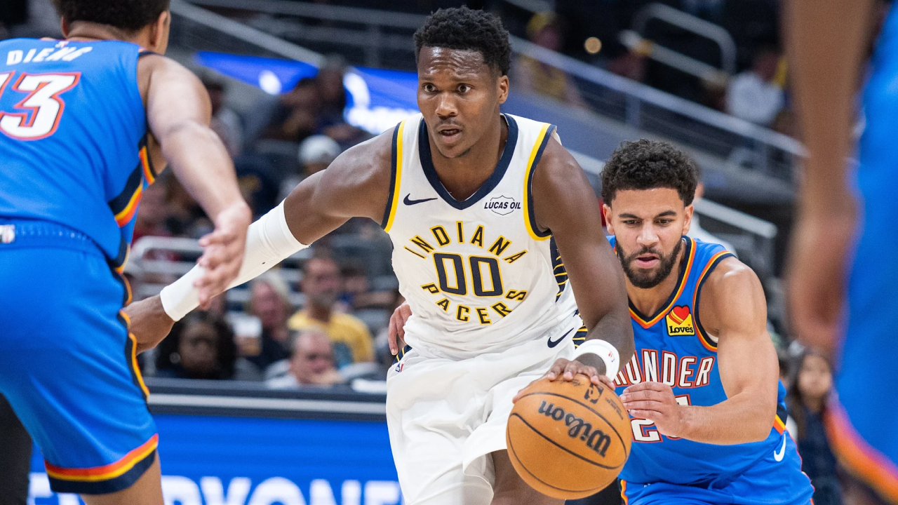 Bennedict Mathurin (tengah( mencetak 16 poin saat Indiana Pacers mengalahkan Oklahoma City Thunder 116-101 pada Sabtu (11/10) malam. (Foto: AP)