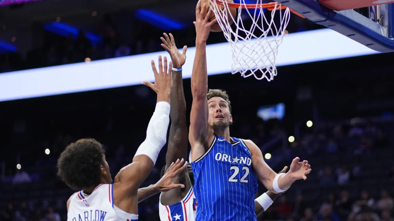 Franz Wagner (kanan) mencetak delapan poin saat Orlando Magic mengalahkan Philadelphia 76ers 128–98 di Xfinity Mobile Arena pada Jumat (10/10) malam. (Foto: AP)