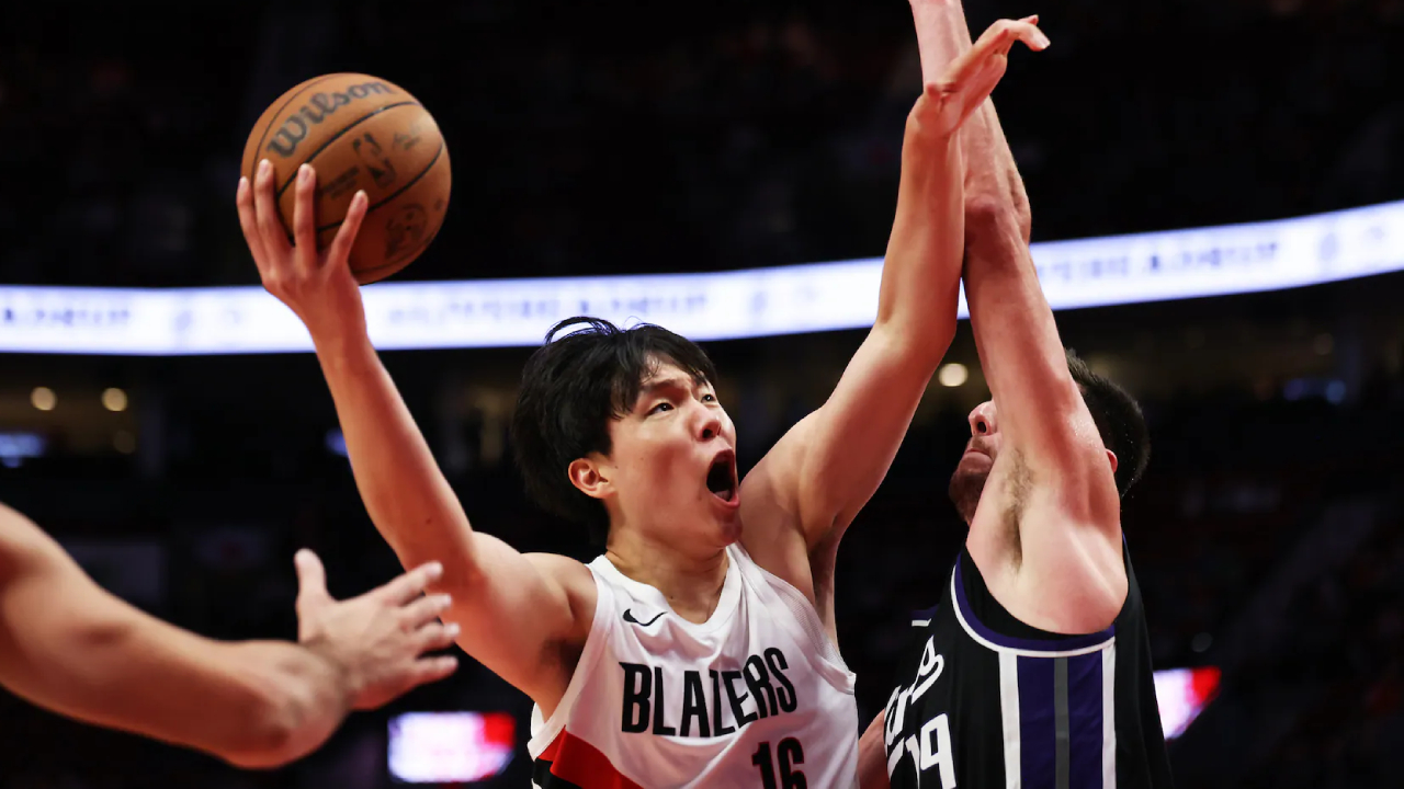 Yang Hansen (kiri) mencetak 16 poin saat Portland Trail Blazers meraih kemenangan atas Sacramento Kings dengan skor 124–123 pada Jumat (10/10) malam. (Foto: AP)