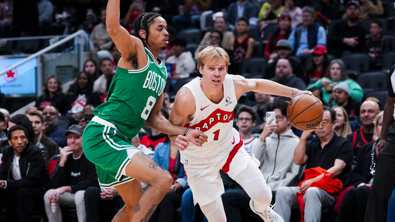 Gradey Dick (kanan) mencetak 22 poin saat Toronto Raptors mengalahkan Boston Celtics 107–105 dalam laga pramusim NBA pada Jumat (10/10). (Foto: AP)