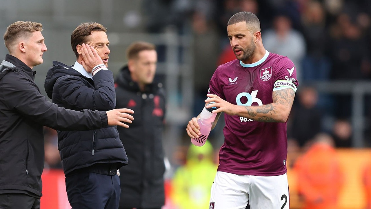 Scott Parker saat berbicara dengan Kyle Walker