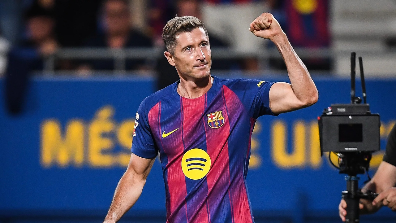 Robert Lewandowski memasuki tahun terakhirnya berseragam Barcelona, lantaran kontraknya akan berakhir pada 30 Juni 2026 / via Getty Images