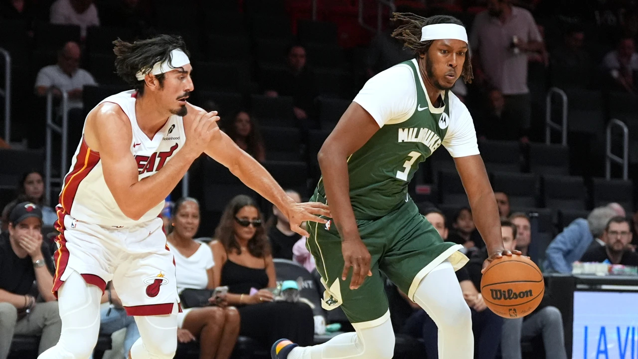 Myles Turner (kanan) melakoni debutnya untuk Bucks dalam laga pramusim tahun ini. (Foto: AP)