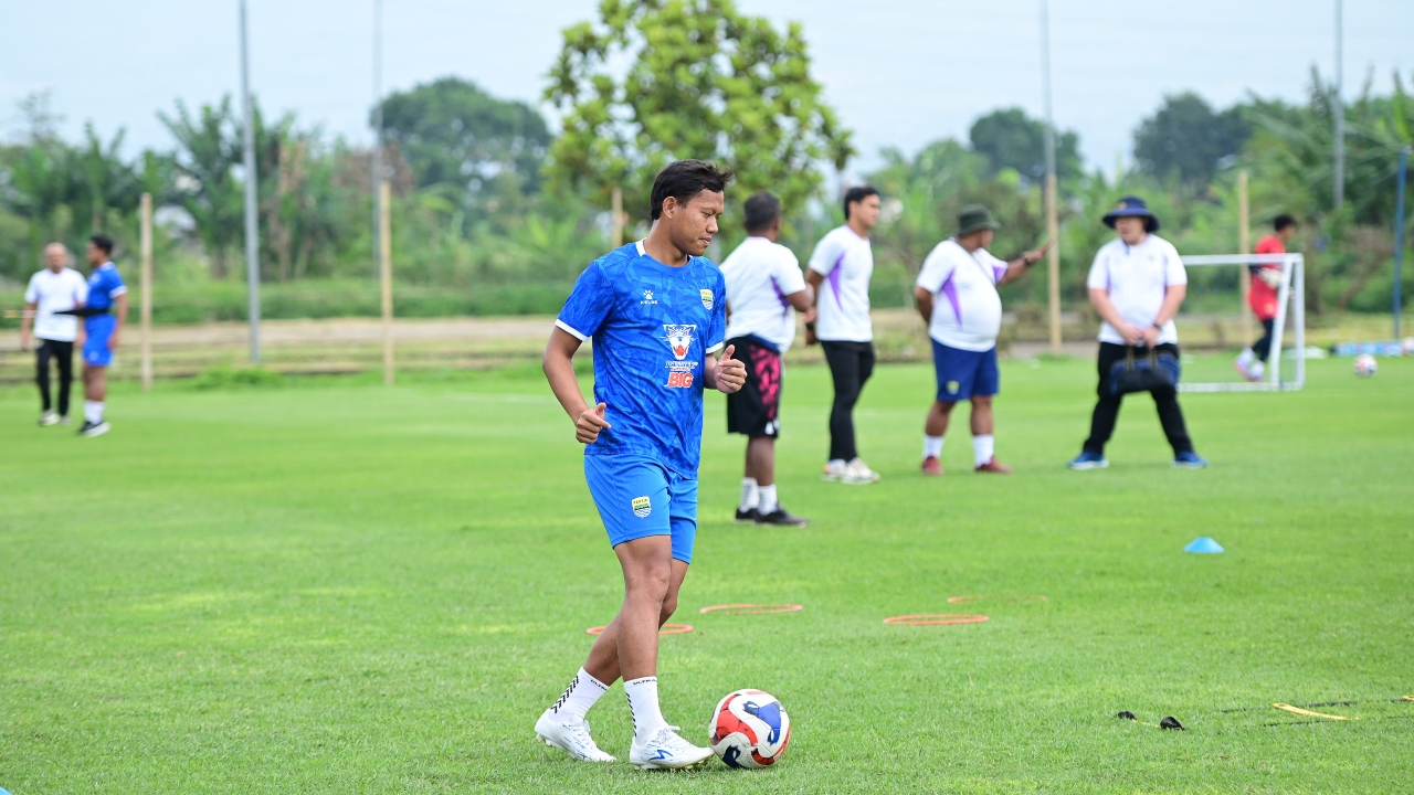 Gelandang Persib, Adam Alis