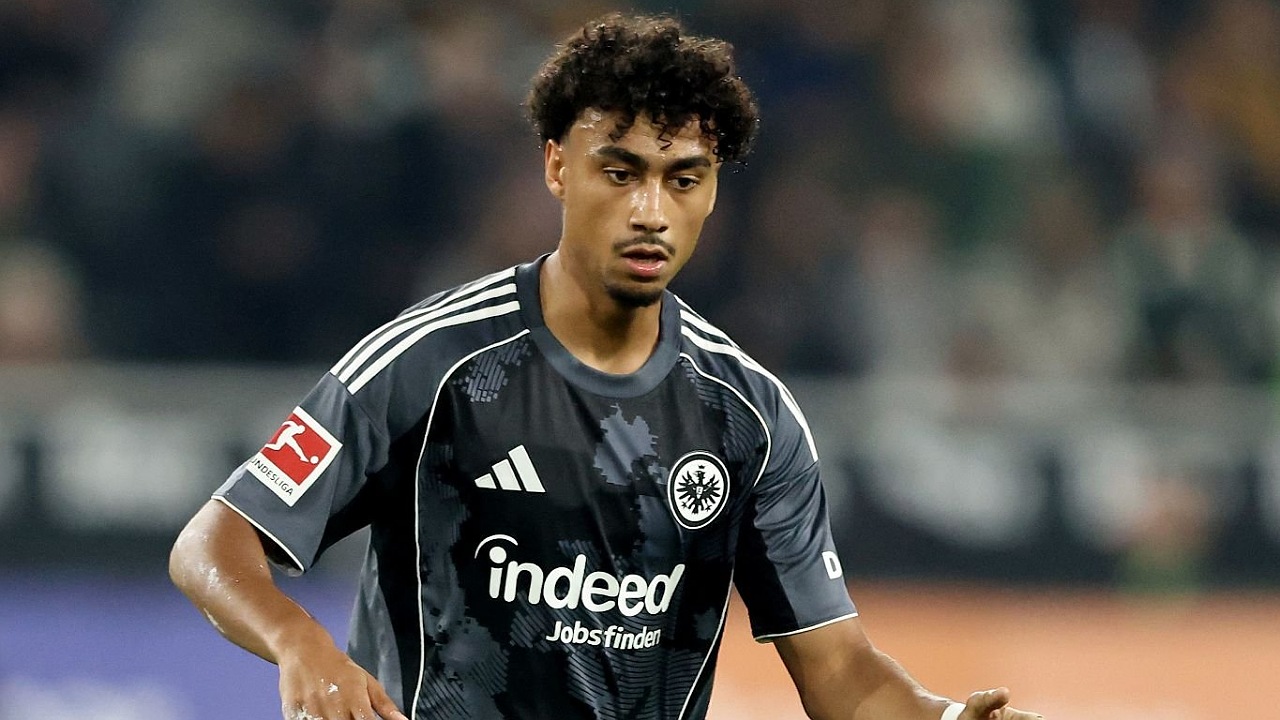 Arsenal membidik bek kiri Eintracht Frankfurt, Nathaniel Brown