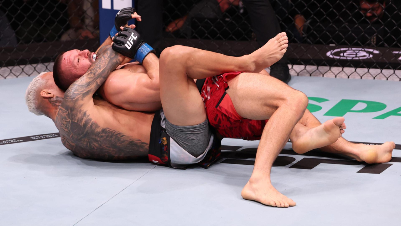 Charles Oliveira menaklukkan Mateusz Gamrot dari Polandia melalui teknik rear-naked choke pada menit 2:48 ronde kedua. (Foto: Fight TV)