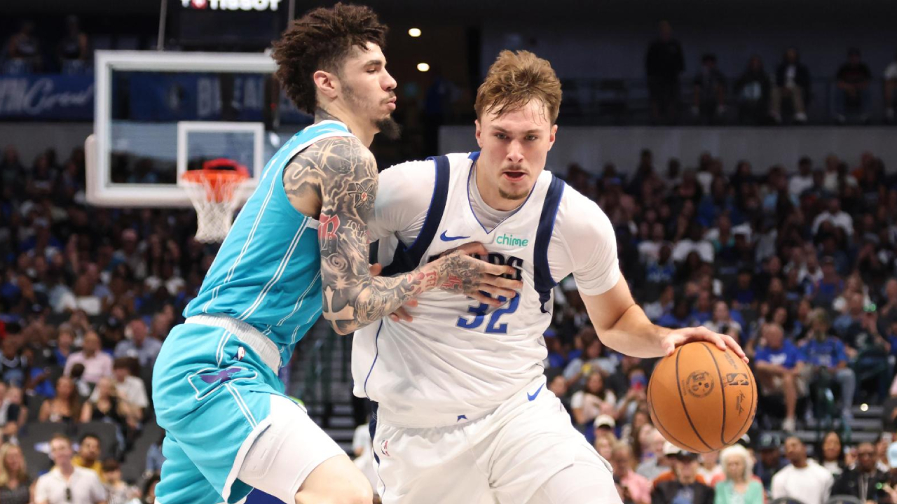 Keunggulan mental Cooper Flagg itu terlihat jelas dalam pertandingan eksibisi Mavericks melawan Charlotte. (Foto: AP)