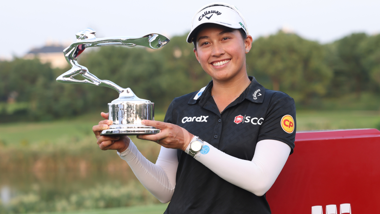 Jeeno Thitikul berpose dengan trofi LPGA Shanghai. (Foto: Golf Digest)
