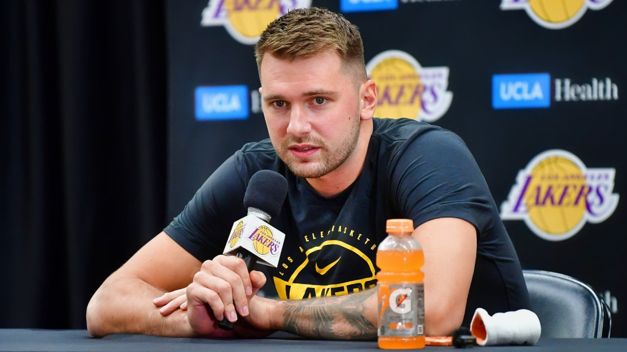 Luka Doncic mengurangi beban kerjanya awal pekan ini untuk menghemat energinya menjelang musim yang panjang. (Foto: AP)