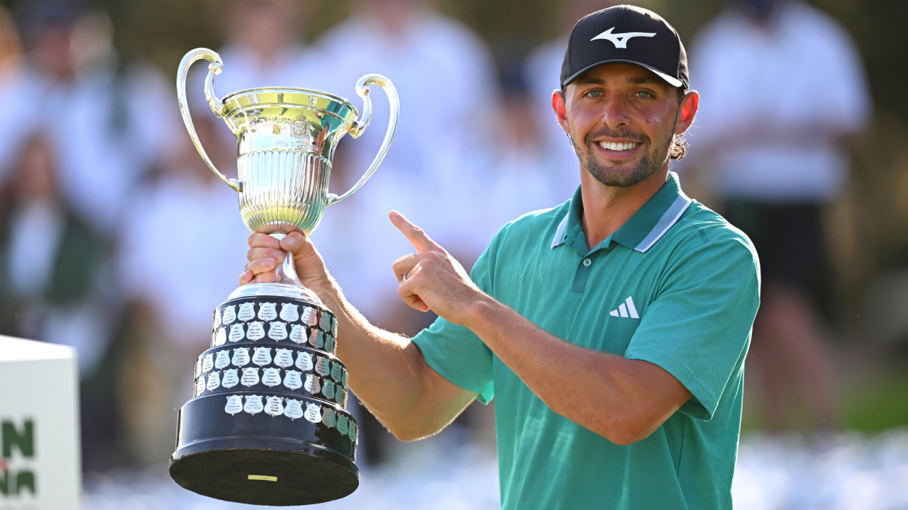 Marco Penge berpose dengan trofi Spanish Open. (Foto: Golf Digest)