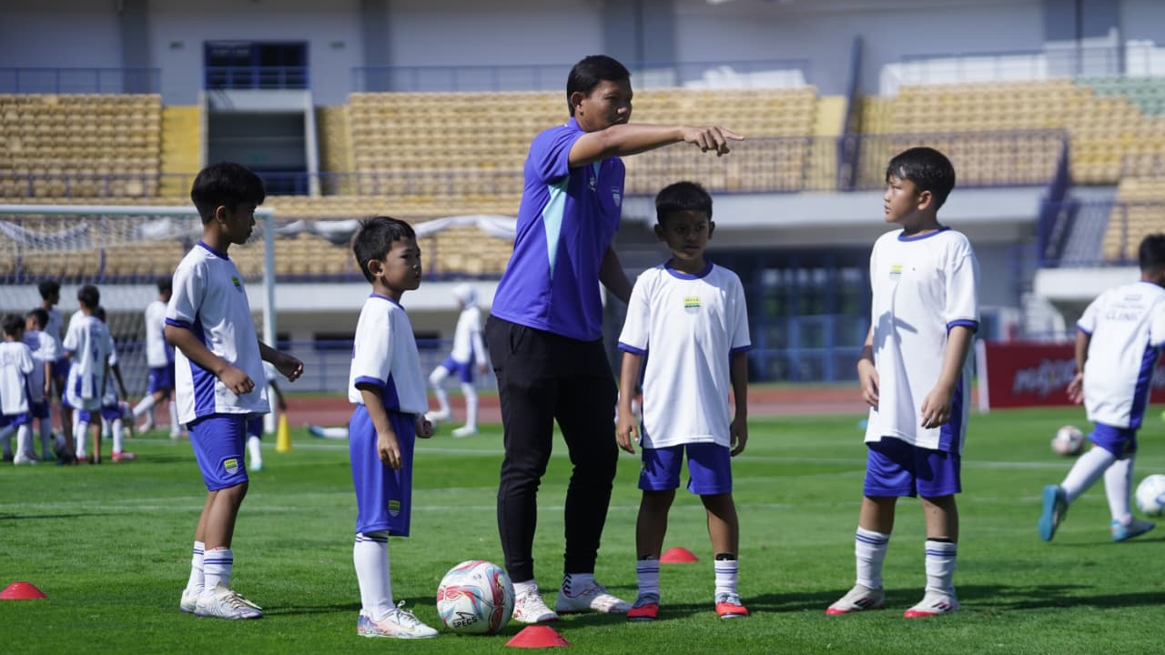 Gelandang Persib, Adam Alis