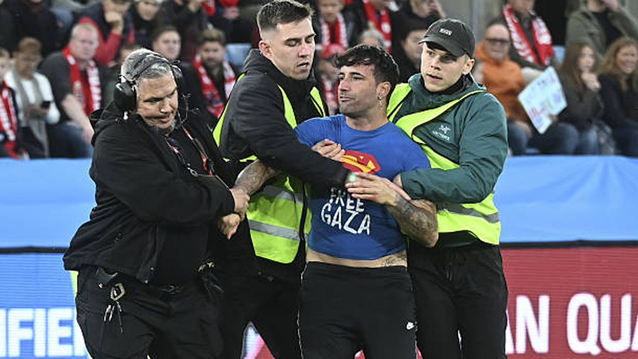 Penyusup Lapangan Tampilkan Pesan Bebaskan Gaza di Kualifikasi Piala Dunia