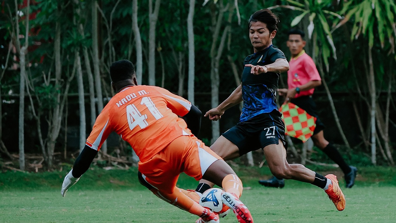 Laga uji tanding PSIM Jogja kontra PSBS Biak