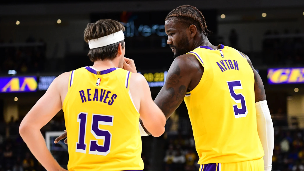 Austin Reaves (kiri) dan Deandre Ayton. (Foto: AP)