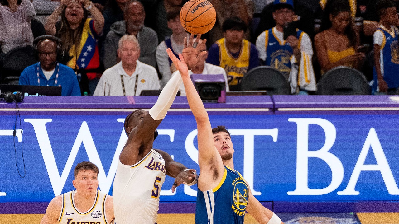 Deandre Ayton bahagia bisa ditunjuk jadi center utama L.A Lakers.