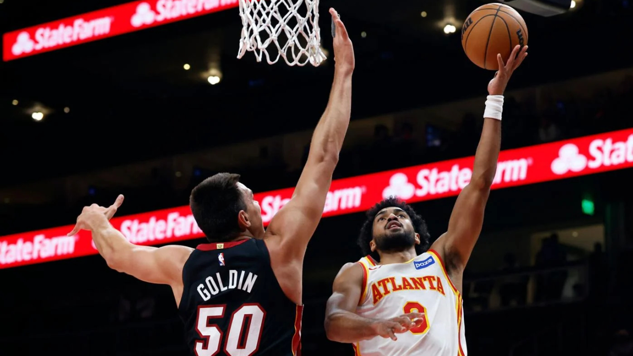 Jacob Toppin (kanan) mencetak 26 poin saat Atlanta Hawks meraih kemenangan 119–118 atas Miami Heat melalui overtime pada Senin (13/10) malam. (Foto: AP)