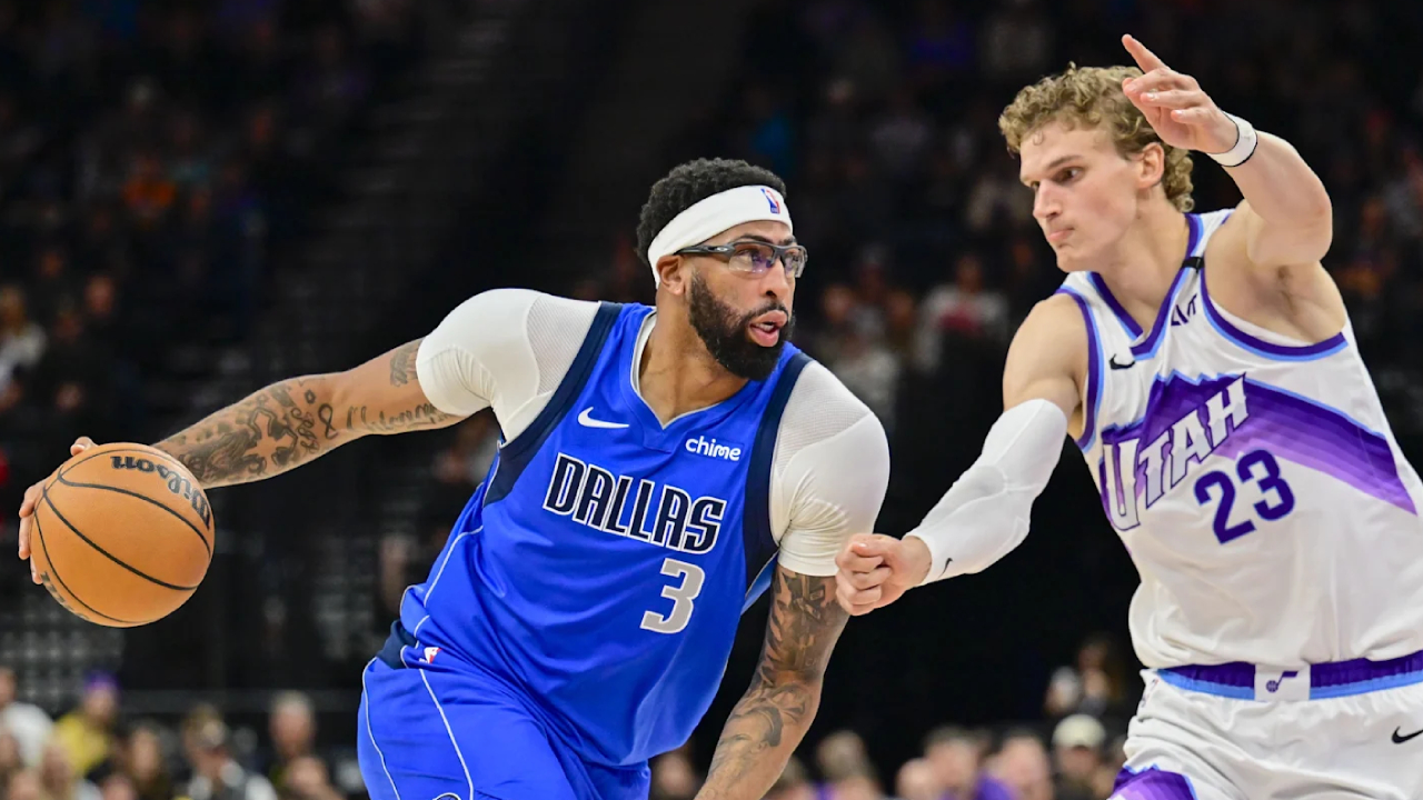 Anthony Davis (kiri) mencetak 25 poin saat Dallas Mavericks meraih kemenangan 114–101 atas Utah Jazz di Delta Center pada Senin (13/10) malam. (Foto: AP)