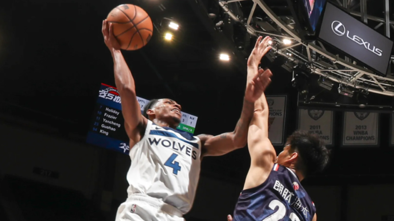 Rob Dillingham (kiri) mencetak 27 poin saat Minnesota Timberwolves menghancurkan Guangzhou Loong-Lions 134–74 pada Senin (13/10) malam. (Foto: AP)