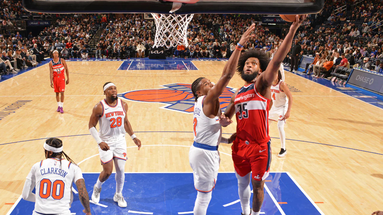 Marvin Bagley III (kanan) mencetak 18 poin saat Washington Wizards meraih kemenangan 120-1013 atas New York Knicks di Madison Square Garden pada Senin (13/10) malam. (Foto: AP)