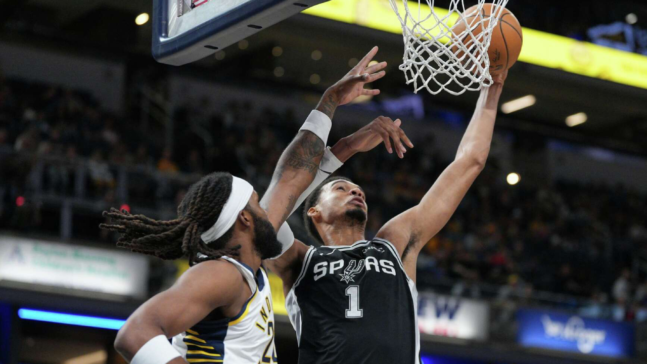 Victor Wembanyama (kanan) mencetak 27 poin saat San Antonio Spurs meraih kemenangan 124–108 atas Indiana Pacers pada Senin (13/10) malam. (Foto: AP)