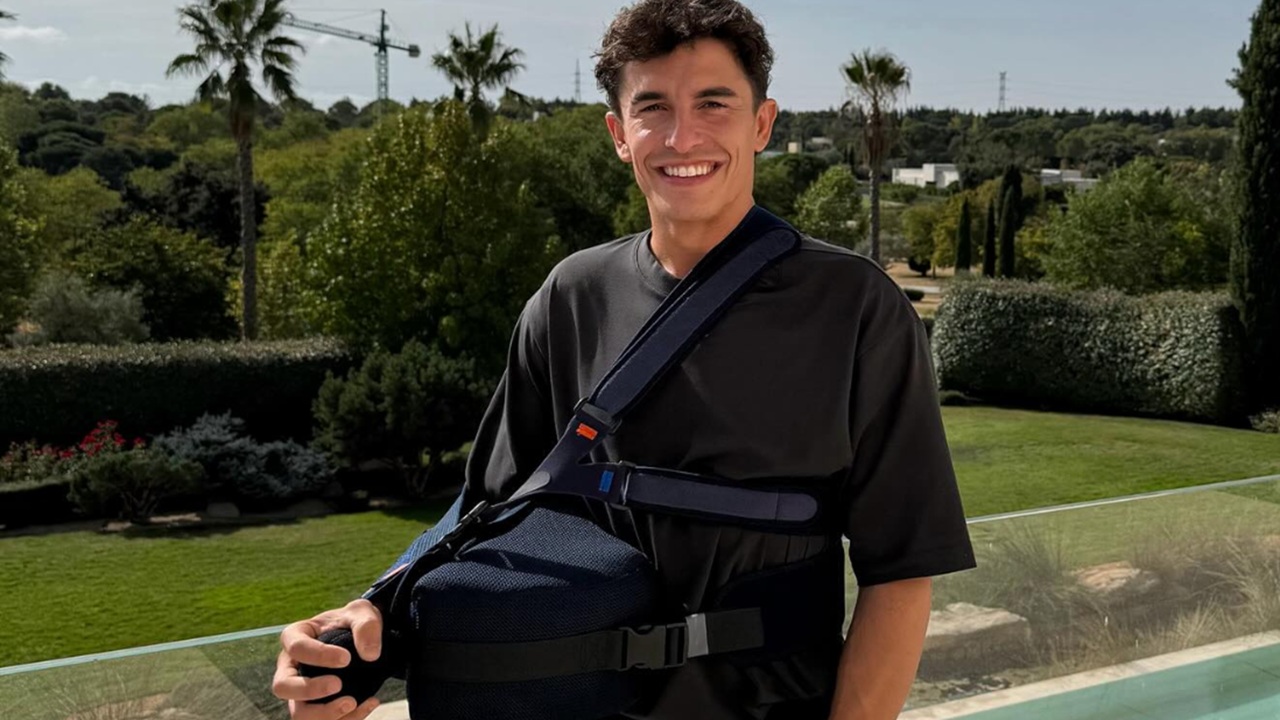 Marc Marquez usai menjalani operasi bahu pasca kecelakaan di Sirkuit Mandalika