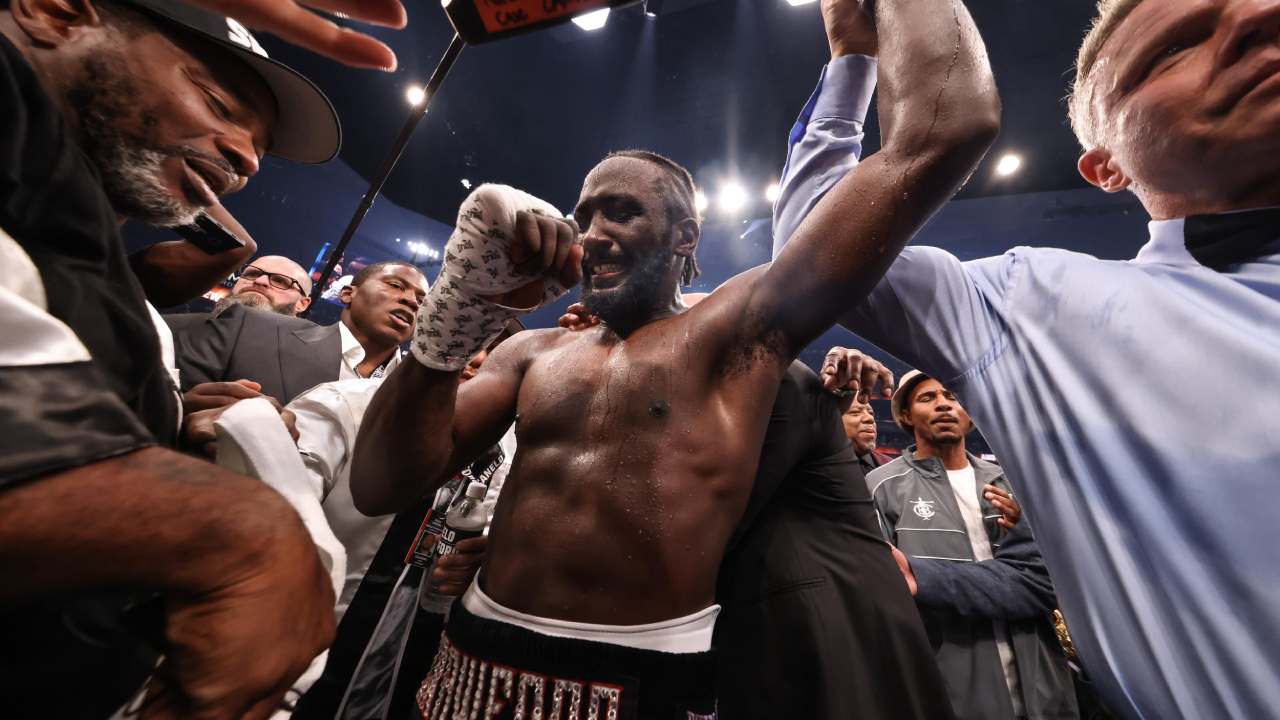 Bozy Ennis tak bisa menahan kekagumannya terhadap apa yang telah dicapai Terence Crawford. (Foto: Fight TV)