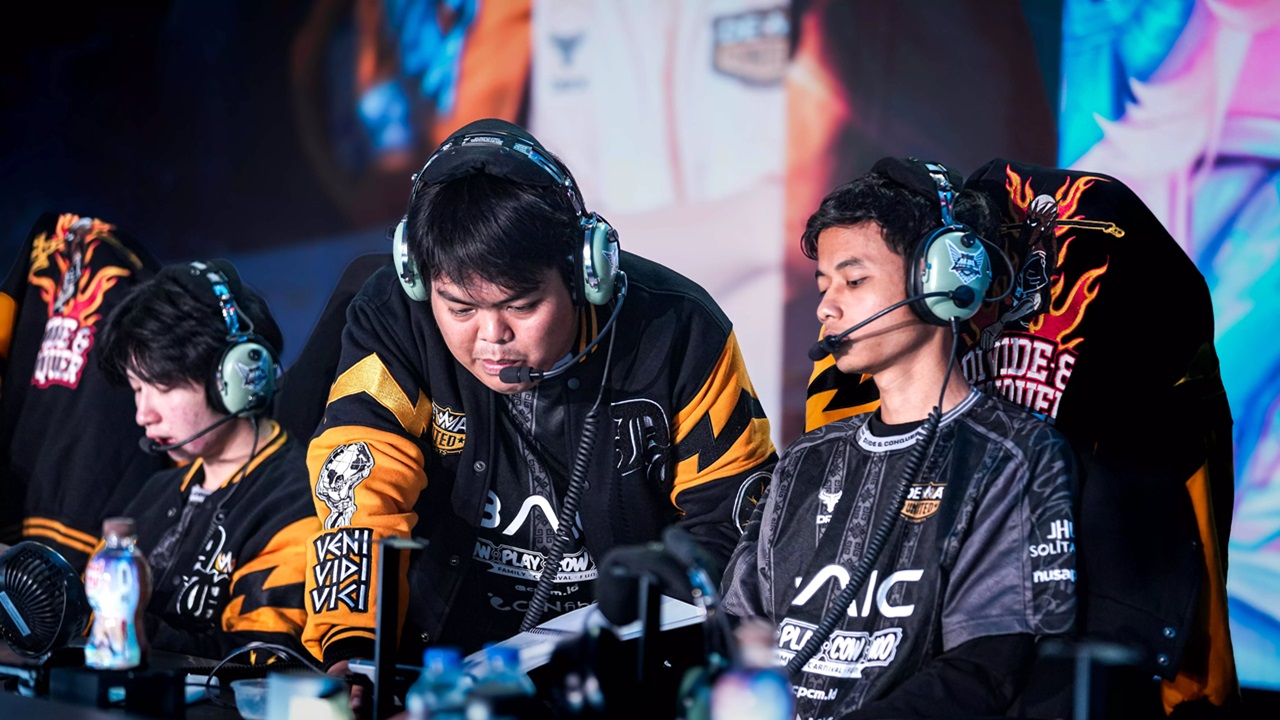 Coach Right Fokus Bawa Dewa United Esports ke Playoff MPL ID S16