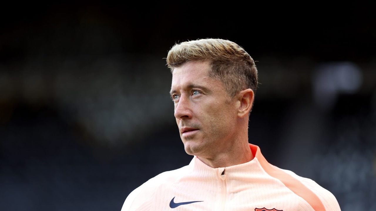 Barcelona Membekukan Perpanjangan Kontrak Lewandowski