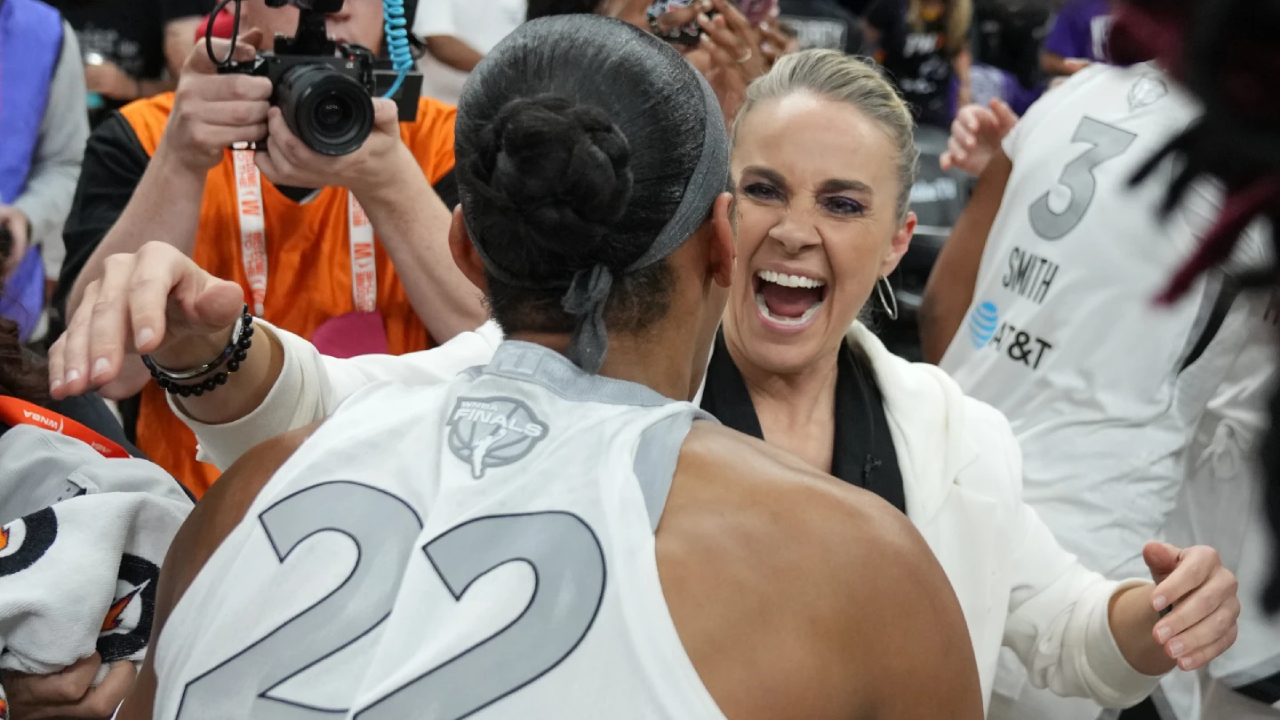 Becky Hammon (kanan) merayakan sukses Las Vegas Aces menjadi juara WNBA 2025 bersama bintang A’ja Wilson. (Foto: AP)