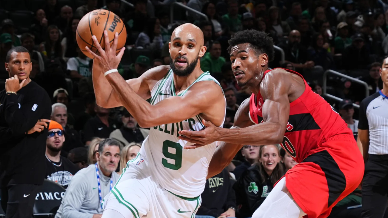 Derrick White (kiri) mencetak 33 poin saat Boston Celtics menang dramatis 110–108 atas Toronto Raptors di TD Garden pada Rabu (15/10) malam. (Foto: AP)