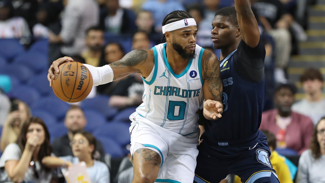 Miles Bridges (kiri) mencetak 29 poin saat Charlotte Hornets menghancurkan Memphis Grizzlies 145–116 pada Rabu (15/10) malam. (Foto: AP)