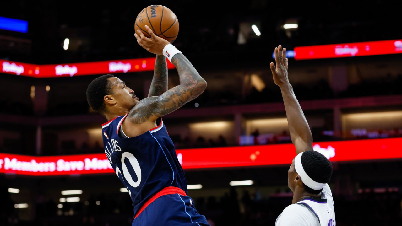 John Collins (kiri) mencetak 24 poin saat Los Angeles Clippers meraih kemenangan 109-91 atas Sacramento Kings pada Rabu (15/10) malam di Golden 1 Center. (Foto: AP)