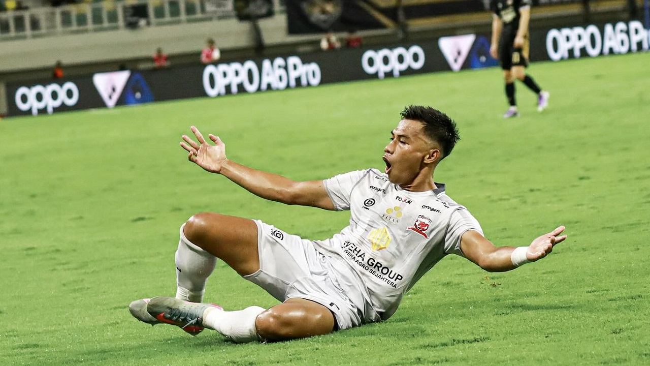 Penyerang Madura United, Ahmad Nufiandani merayakan gol ke gawang Dewa United FC