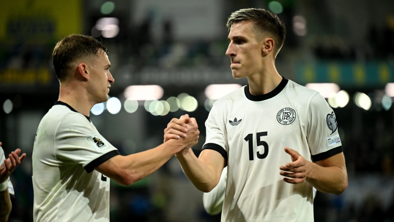 Joshua Kimmich Berjabat Tangan dengan Nico Schlotterbeck (Sumber: Sportsfile via Getty Images)