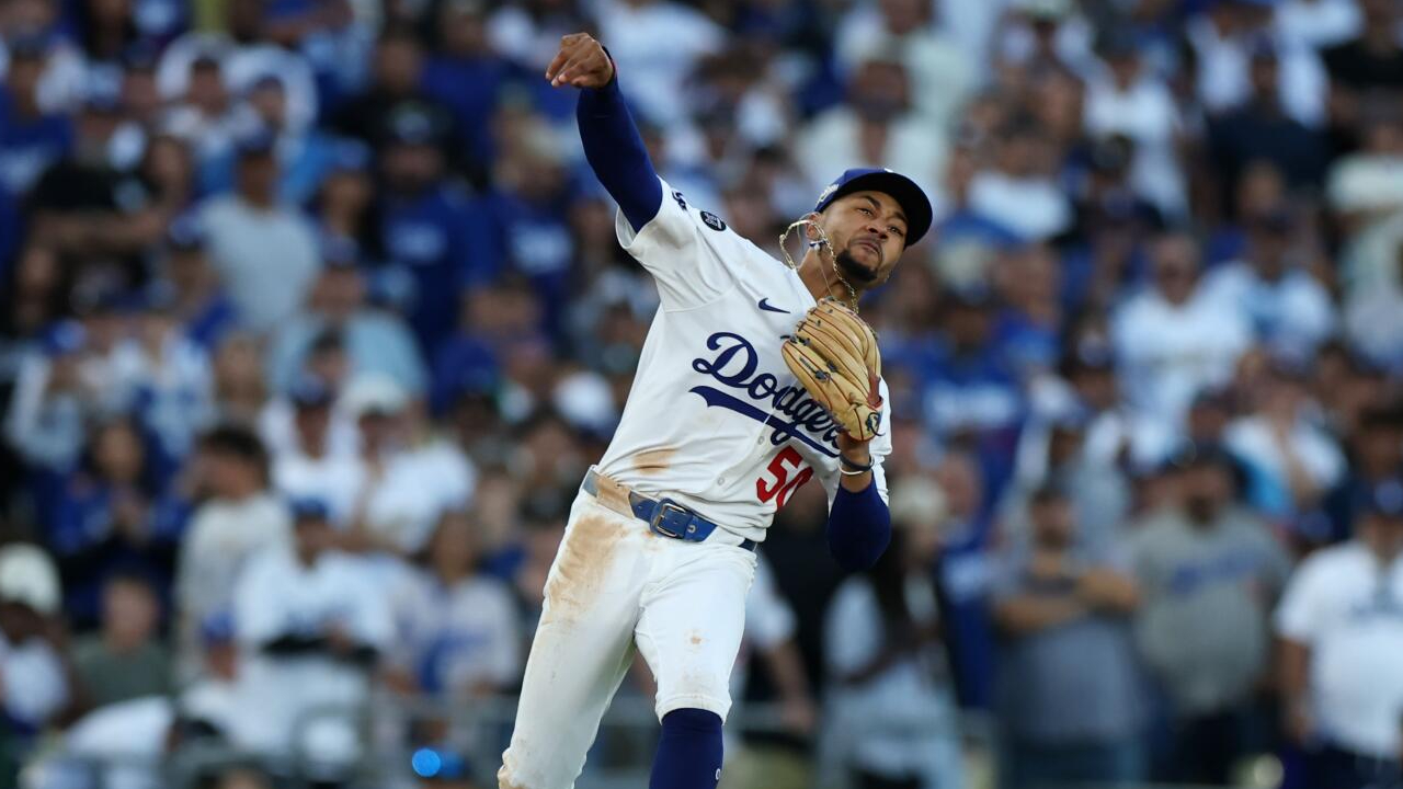 Mookie Betts menjadi pahlawan saat Los Angeles Dodgers mengalahkan Milwaukee Brewers 3-1 pada Kamis (16/10) malam di Dodger Stadium. (Foto: AP)
