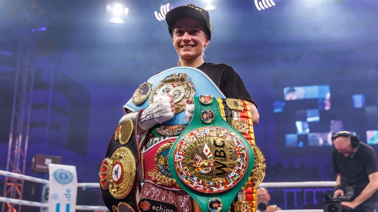Tina Rupprecht meninggalkan olahraga ini sebagai juara bertahan di empat badan pengatur utama — WBO, WBA, WBC, dan IBF — di kelas 102 pound. (Foto: Fight TV)