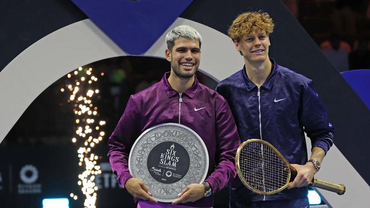 Lumpuhkan Carlos Alcaraz, Jannik Sinner Terima Raket Emas Di Riyadh
