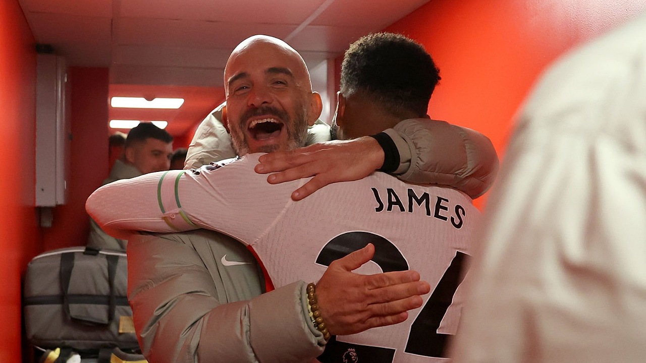 Enzo Maresca memeluk kapten Chelsea, Reece James, usai mengalahkan Nottingham Forest
