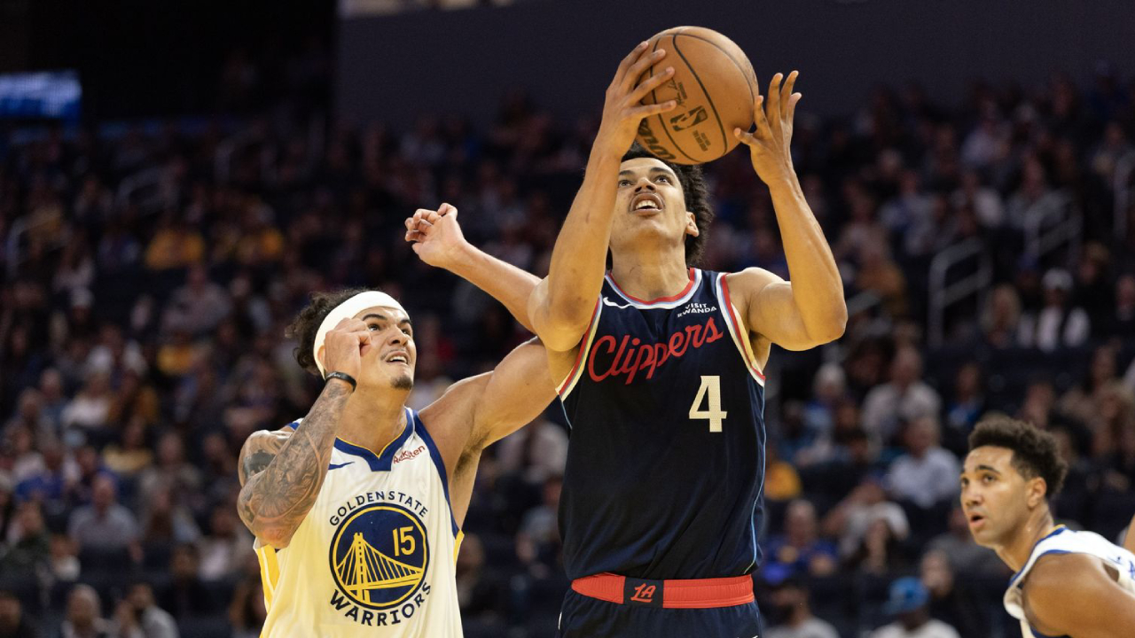 Kobe Sanders (kanan) mencetak 25 poin saat Los Angeles Clippers mengalahkan Golden State Warriors 106–103 pada Jumat malam (17/10). (Foto: AP)