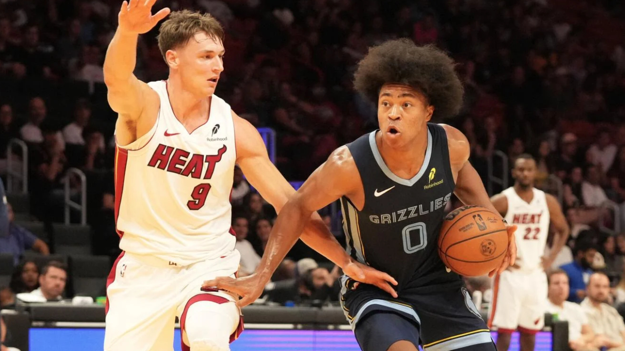Jaylen Wells (kanan) mencetak 21 poin saat Memphis Grizzlies mengalahkan Miami Heat 141–125 pada Jumat (17/10) malam. (Foto: AP)