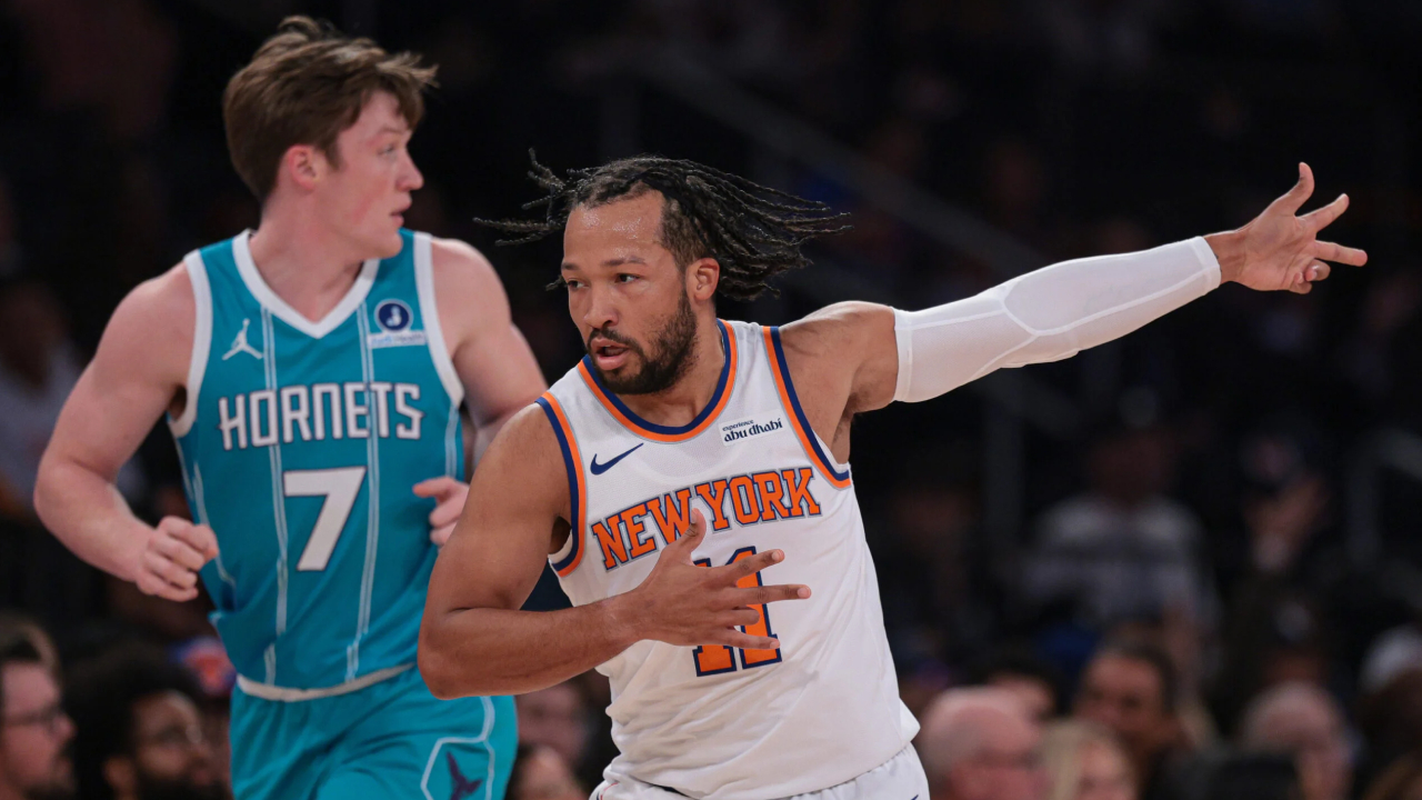 Jalen Brunson (kanan) mencetak 31 poin saat New York Knicks mengalahkan Charlotte Hornets 113–108 pada Jumat (17/10) malam. (Foto: AP)