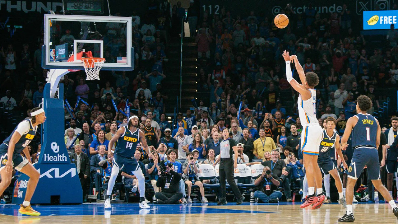 Ousmane Dieng (kedua dari kanan) melepaskan tembakan kemenangan saat Oklahoma City Thunder mengalahkan Denver Nuggets 94–91 pada Jumat (17/10) malam. (Foto: AP)
