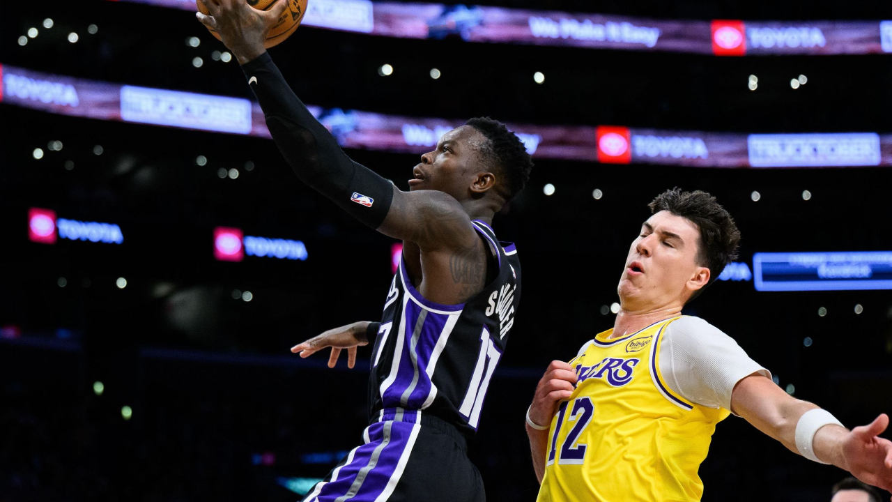 Dennis Schroder (kiri) mencetak 25 poin saat Sacramento Kings mengalahkan Los Angeles Lakers 117–116 pada Jumat (17/10) malam. (Foto: AP)