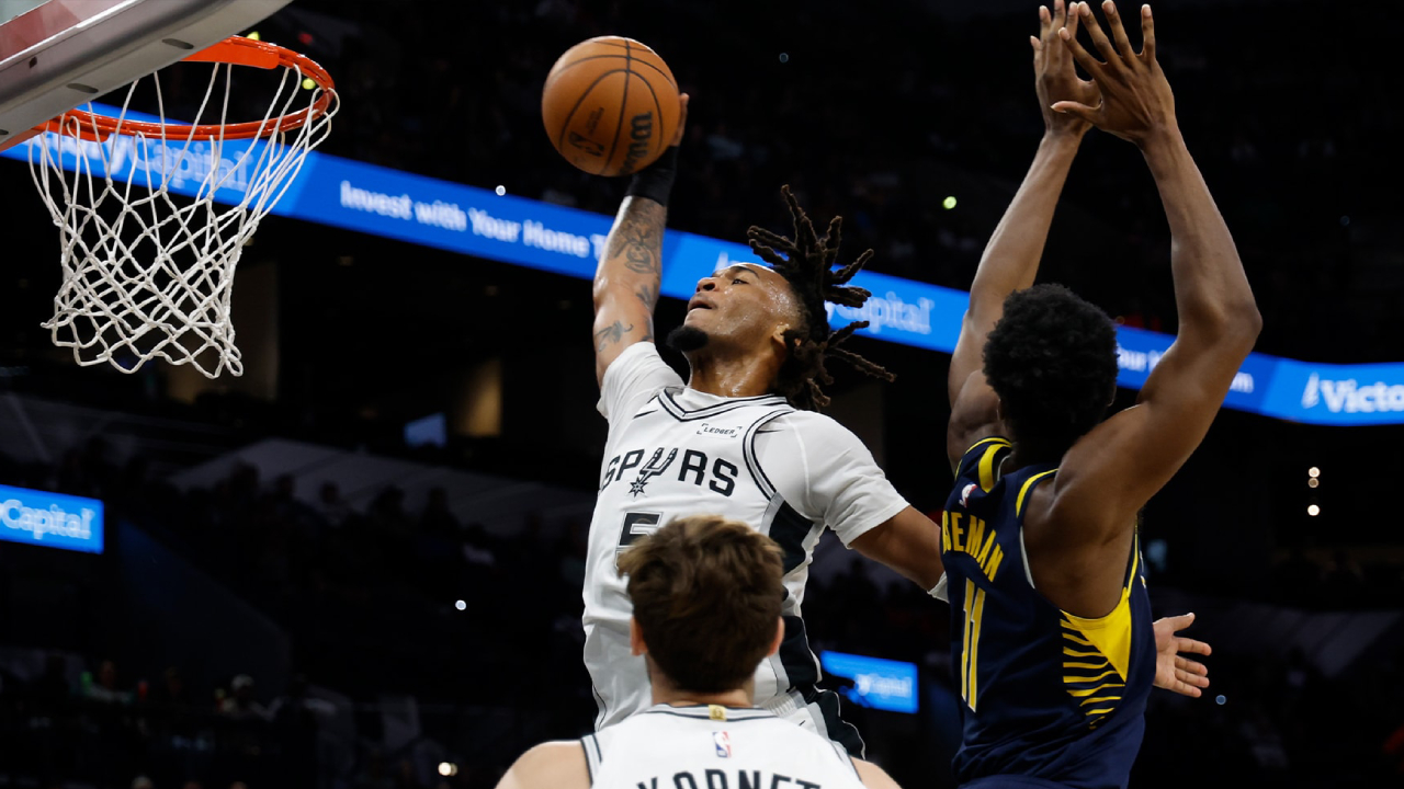 Stephon Castle (tengah) mencetak 16 poin saat San Antonio Spurs meraih kemenangan telak 133–104 atas Indiana Pacers pada Jumat (17/10) malam. (Foto: AP)