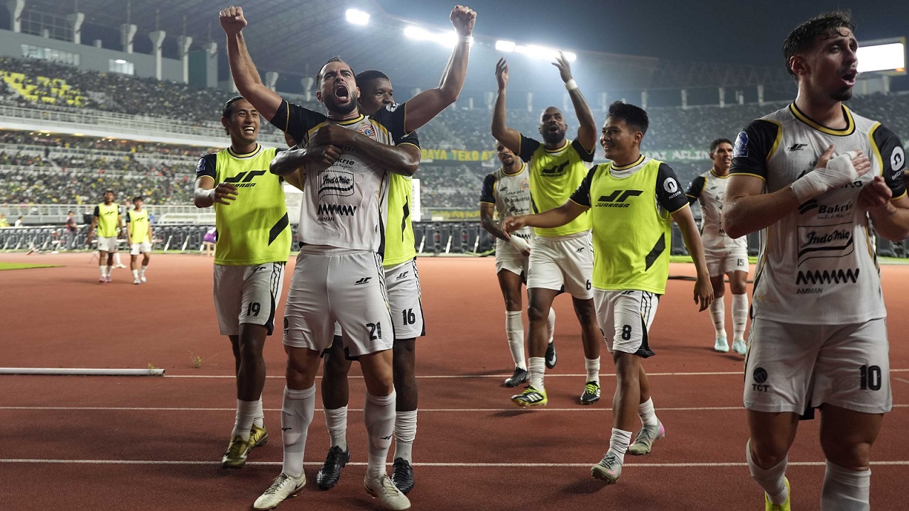Pemain Persija Jakarta, Jordi Amat merayakan gol ke gawang Persebaya Surabaya