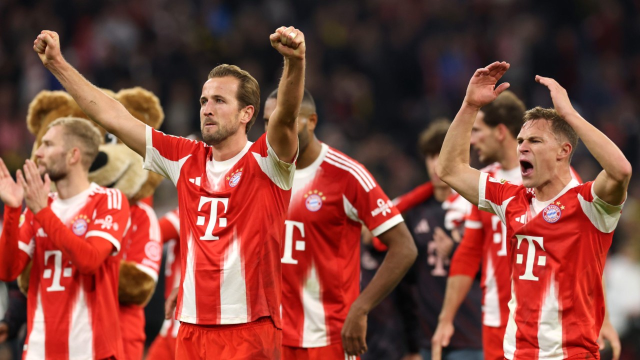 Selebrasi Harry Kane dan Joshua Kimmich Usai Berhasil Kalahkan Borussia Dortmund dengan Skor 2-1 (Sumber: Alexander Hassenstein/Getty Images)